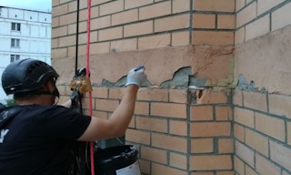 Обследование фасада здания в Новотроицке в октябре